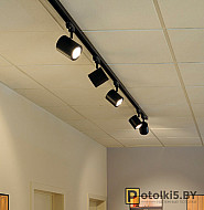 Натяжной потолок с трековыми светильниками 1