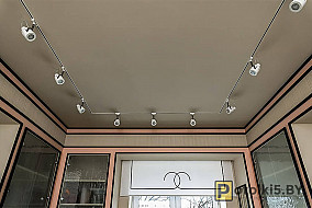 Натяжной потолок с трековыми светильниками 11