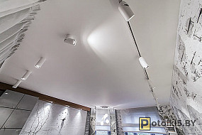 Натяжной потолок с трековыми светильниками 13