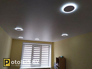 Матовый натяжной потолок с встроенными светильниками 160