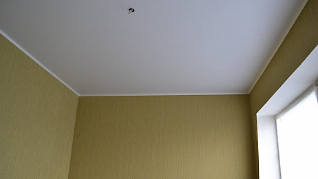 Тканевый потолок в светлую комнату