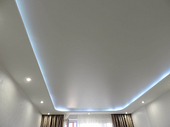 Многоуровневый тканевый потолок с подсветкой