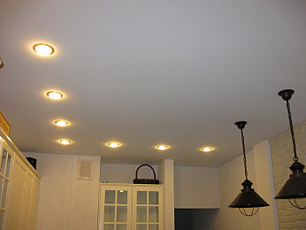 Тканевый потолок на кухню с точечными светильниками