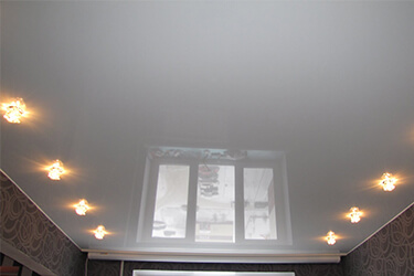 белый глянцевый потолок