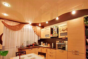 Дизайн натяжных потолков на кухне фото