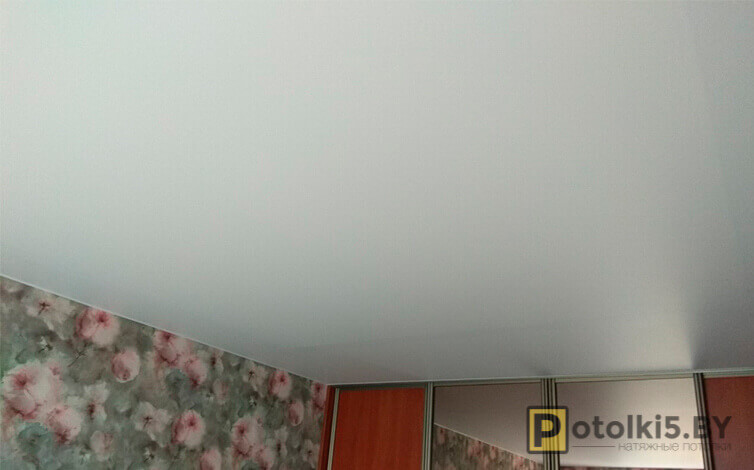 Матовый потолок со скрытой светополосой