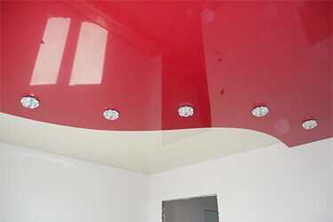 Красный натяжной потолок в зал