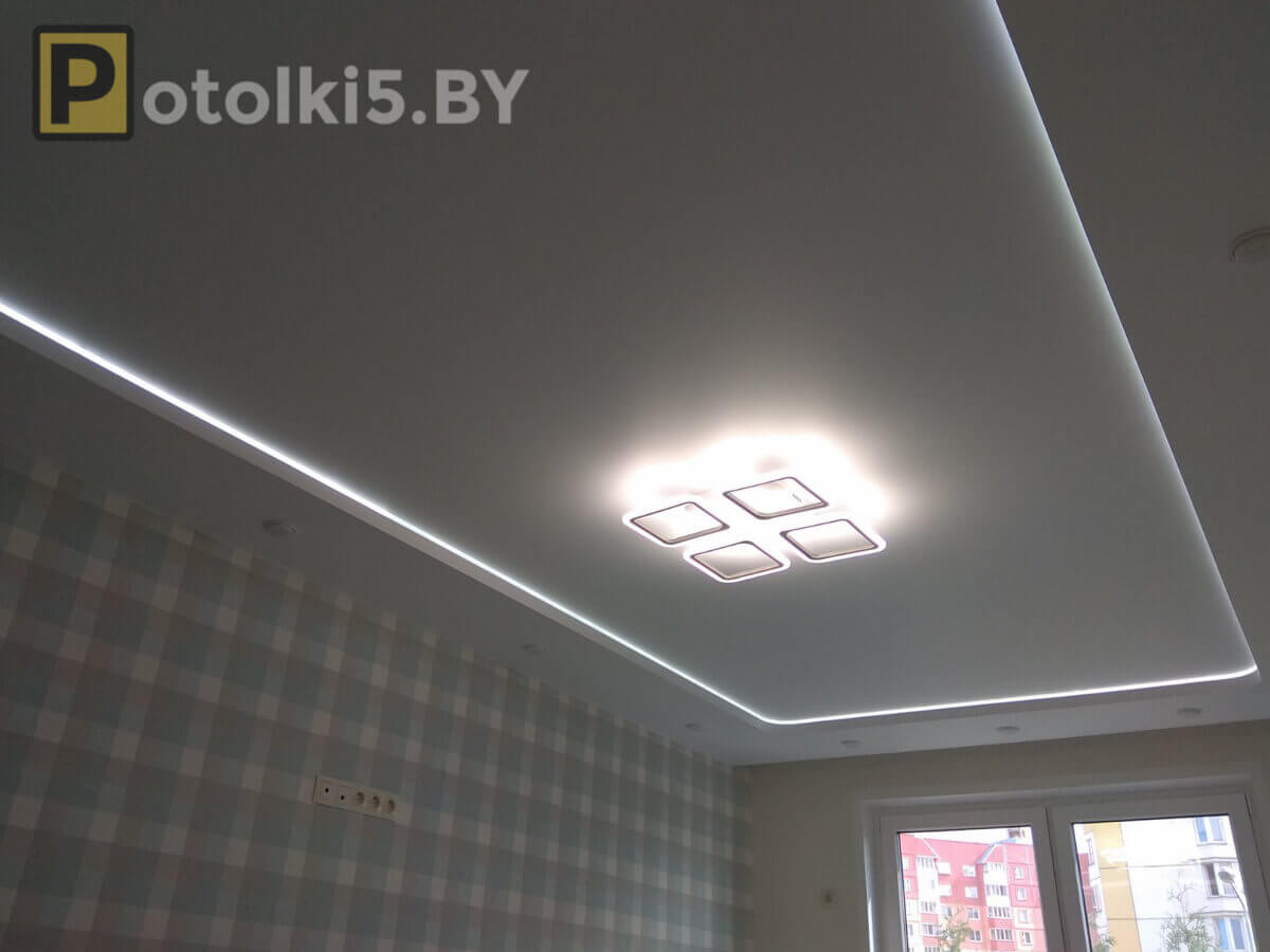 Матовый двухуровневый натяжной потолок с подсветкой,скрытым карнизом, встроенными светильниками и люстрой