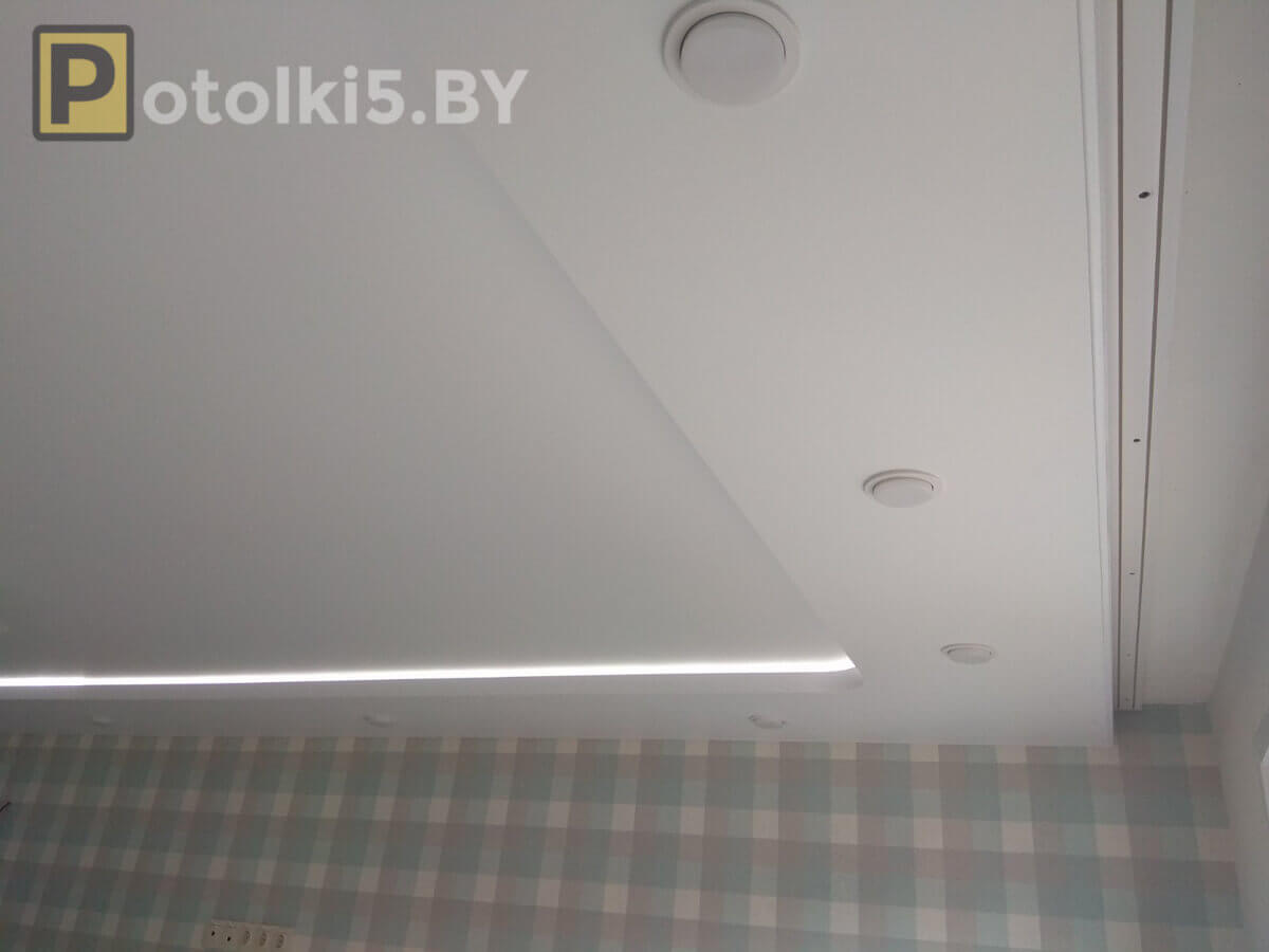 Матовый двухуровневый натяжной потолок с подсветкой,скрытым карнизом, встроенными светильниками и люстрой