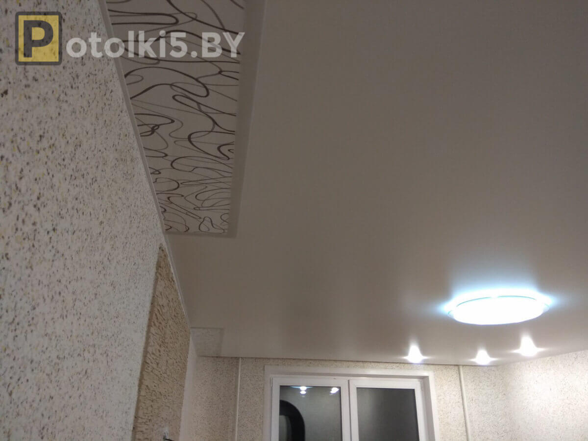 Сатиновый потолок в комплексе с эксклюзивным полотном (полоски); в качестве освещения парящие линии, люстра, светильники; скрытый карниз