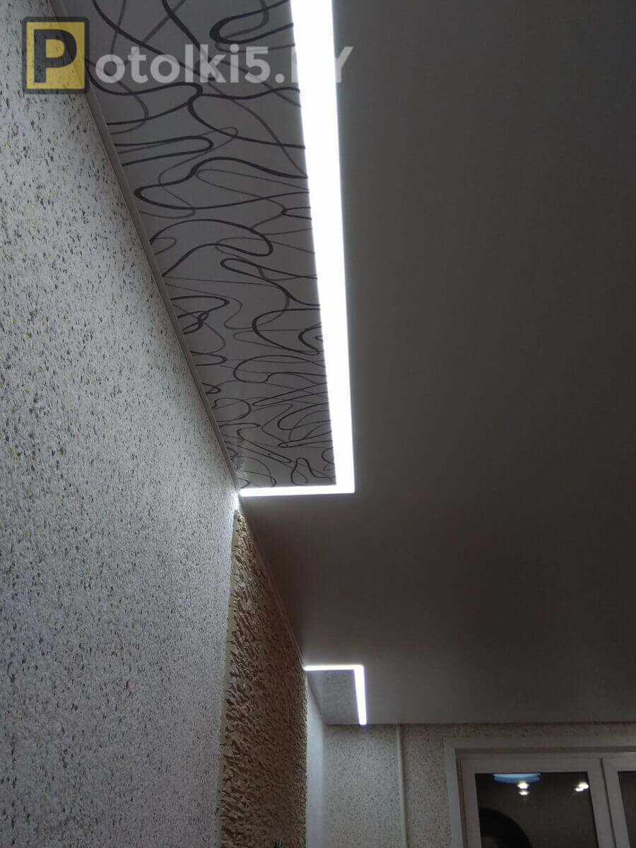 Сатиновый потолок в комплексе с эксклюзивным полотном (полоски); в качестве освещения парящие линии, люстра, светильники; скрытый карниз