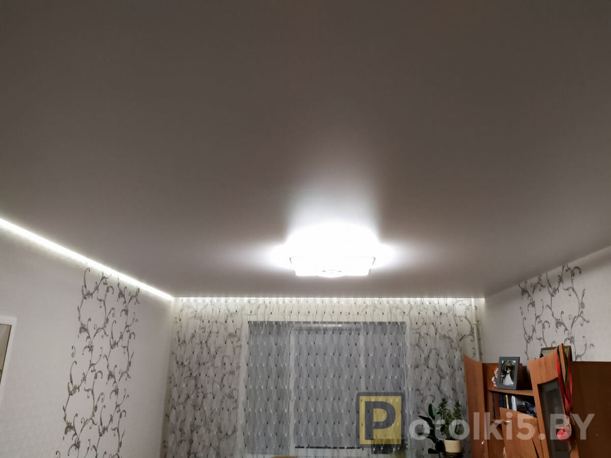 Готовый проект натяжного потолка - парящий потолок в зале со скрытым карнизом с подсветкой, фактура мат