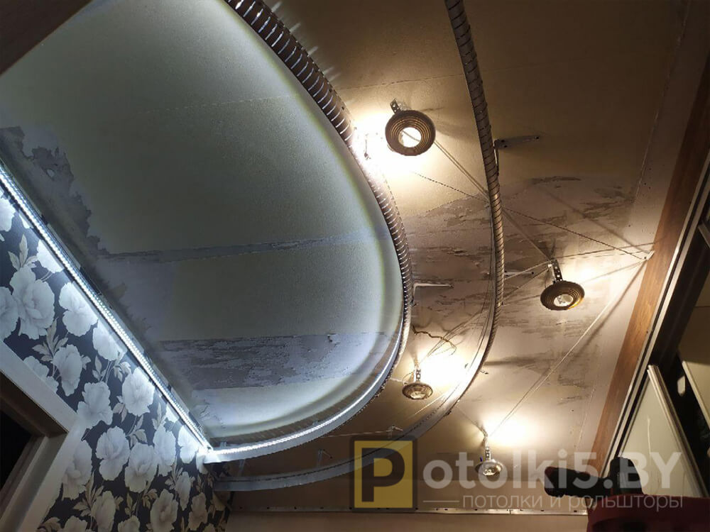Трёх уровневый натяжной потолок с подсветкой в прихожую