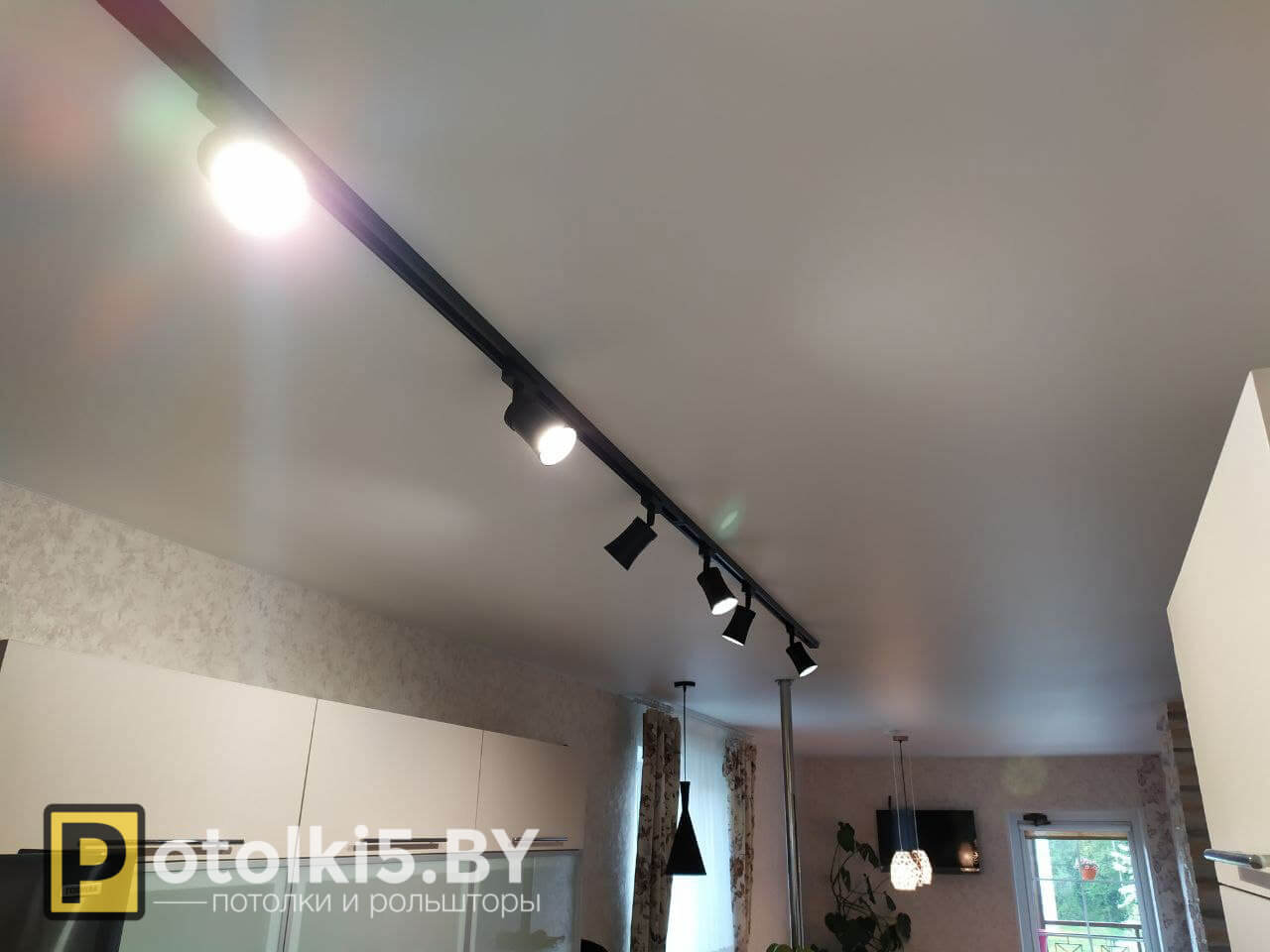 Готовые решения - глянцевый потолок с трековыми светильниками в загородный дом