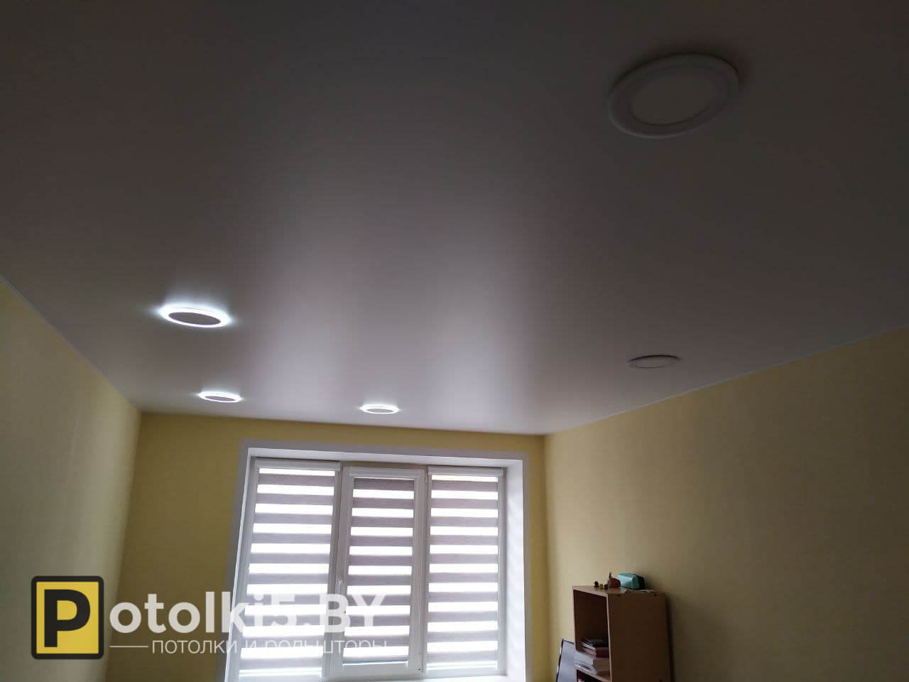 Готовые решения - Матовый натяжной потолок с встроенными светильниками