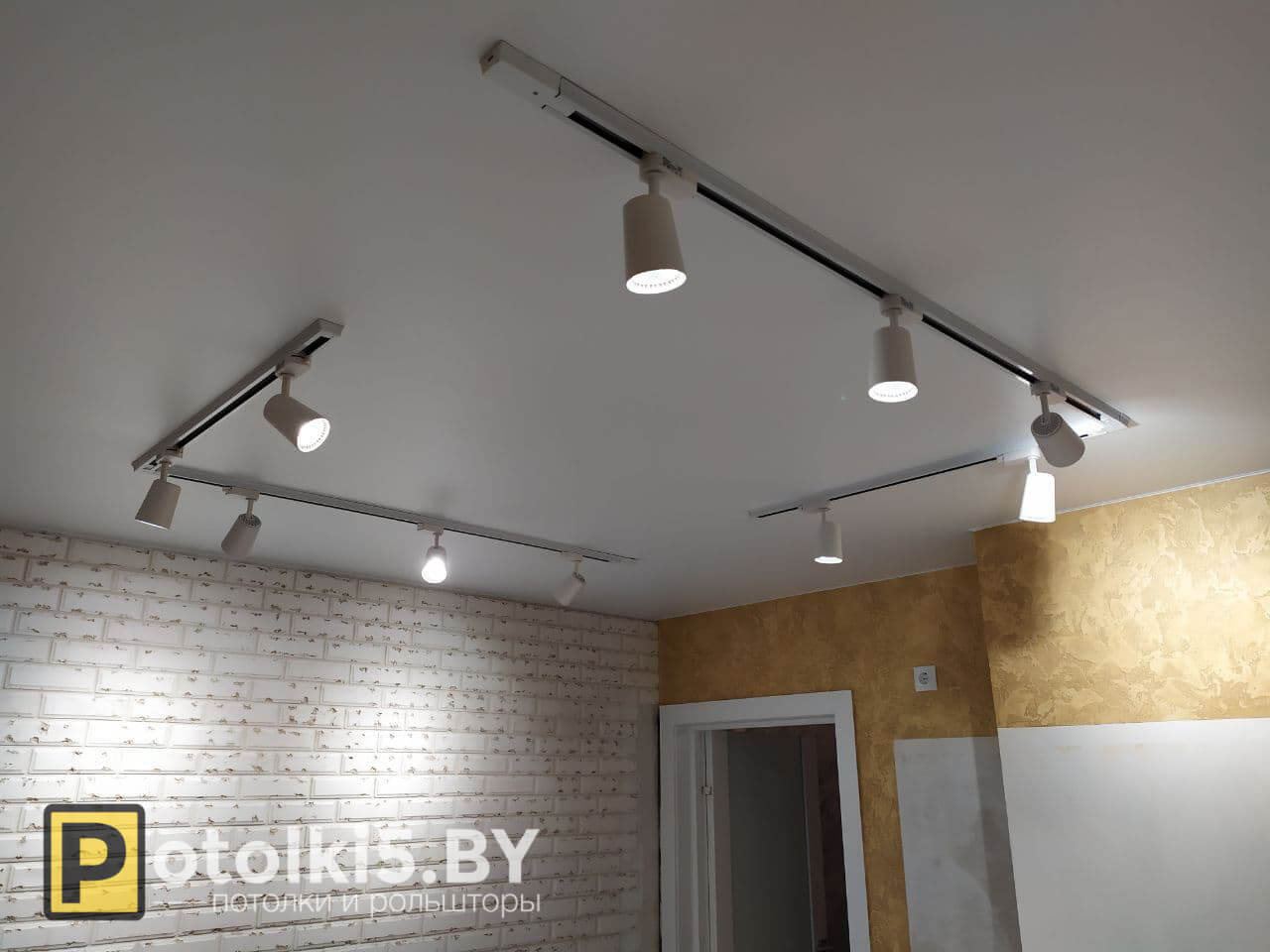 Готовые решения - Натяжной потолок с трековыми светильниками на кухню