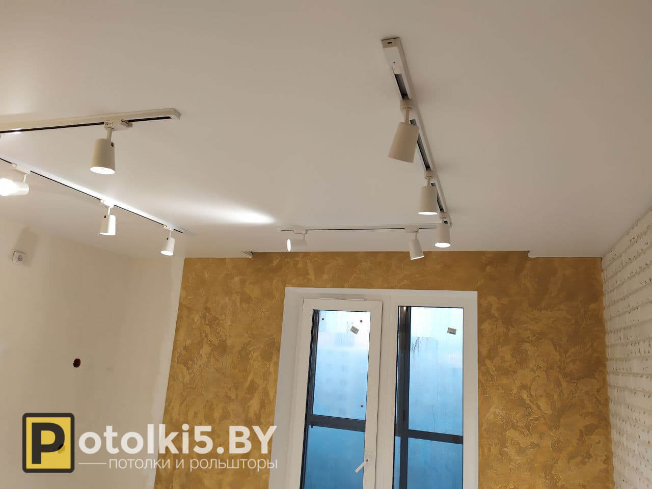 Натяжной потолок с трековыми светильниками на кухню
