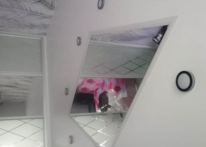 Матовый потолок с парящими линиями и зеркальной вставкой в спальню