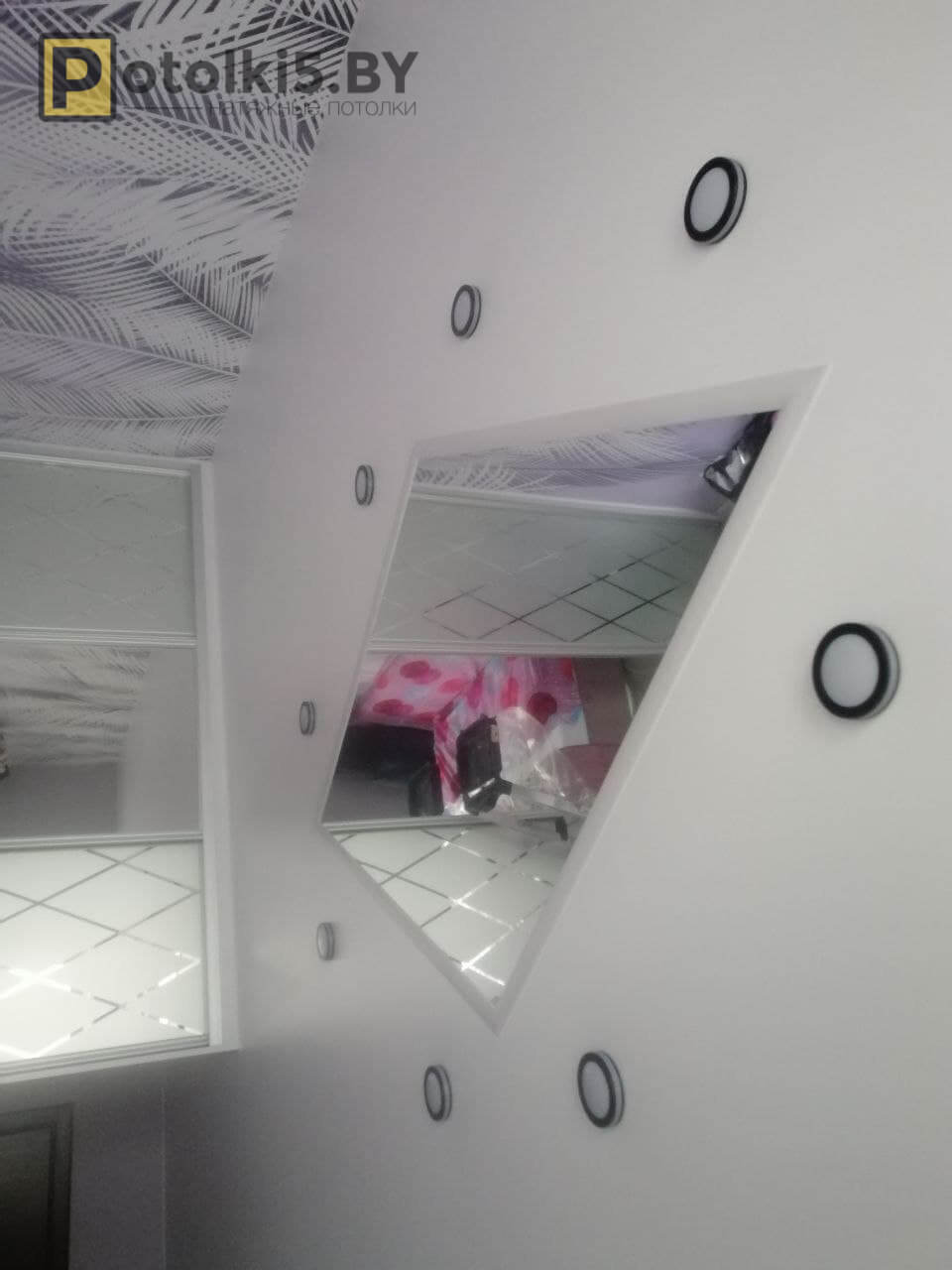 Матовый потолок с парящими линиями и зеркальной вставкой в спальню