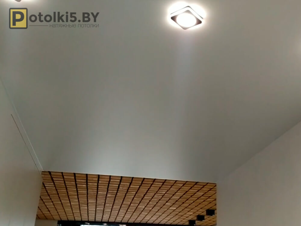 Белый сатин и черный глянцевый натяжной потолок в комбинации с деревянными панелями