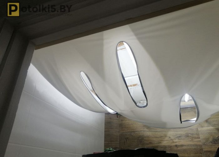 Матовые натяжные потолки в прихожей, коридоре и ванной комнате.
