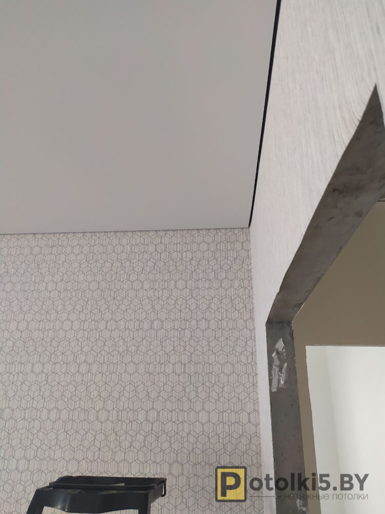 Матовый натяжной потолок с теневым примыканием к стене