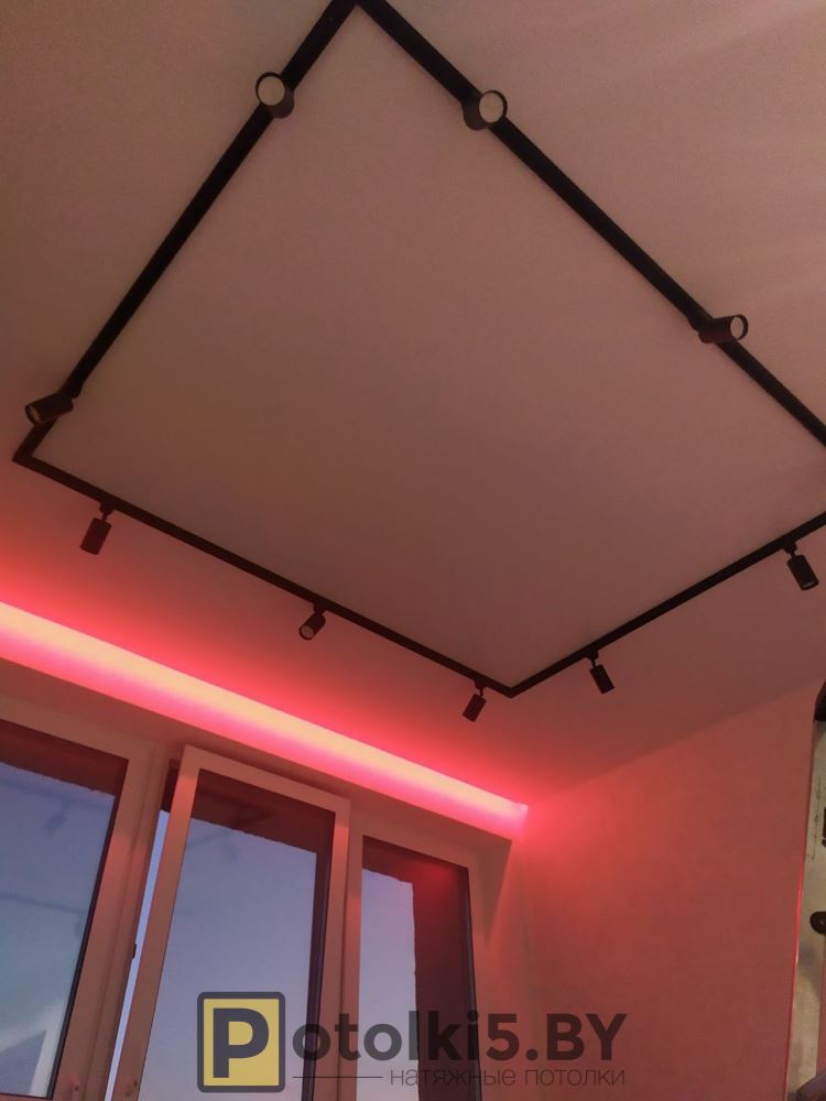 Потолок с магнитной трековой системой в квартире студии
