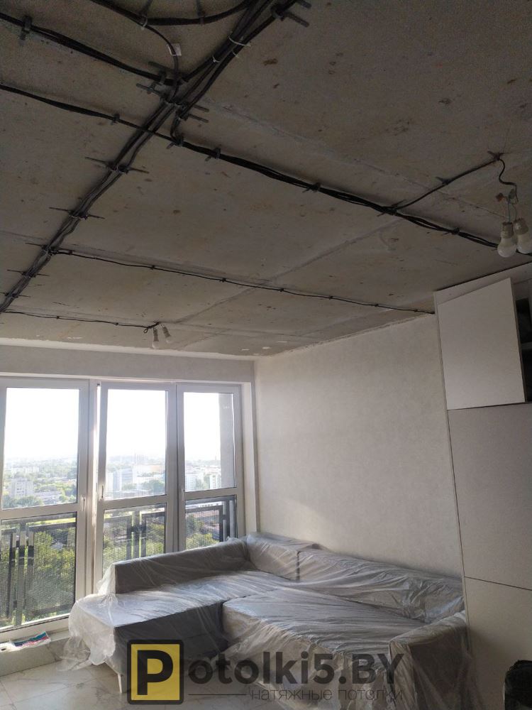 Потолок с магнитной трековой системой в квартире студии