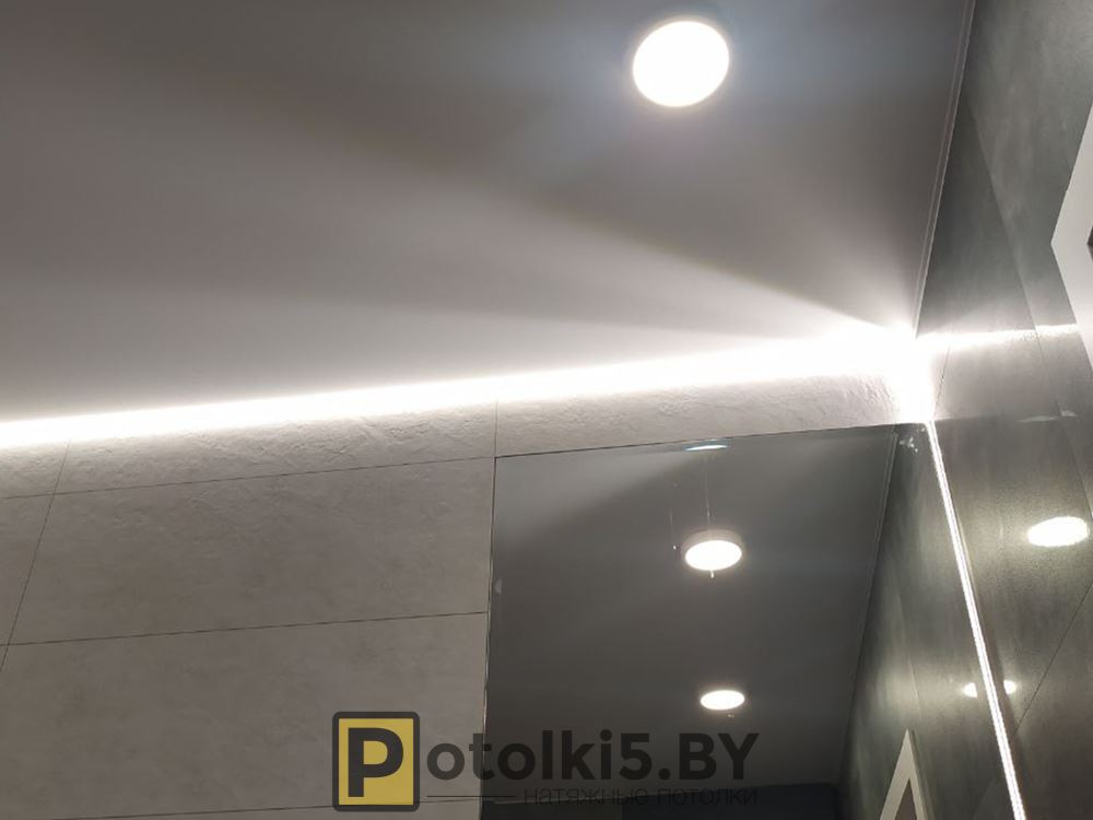 Натяжной потолок в ванной с подсветкой по периметру
