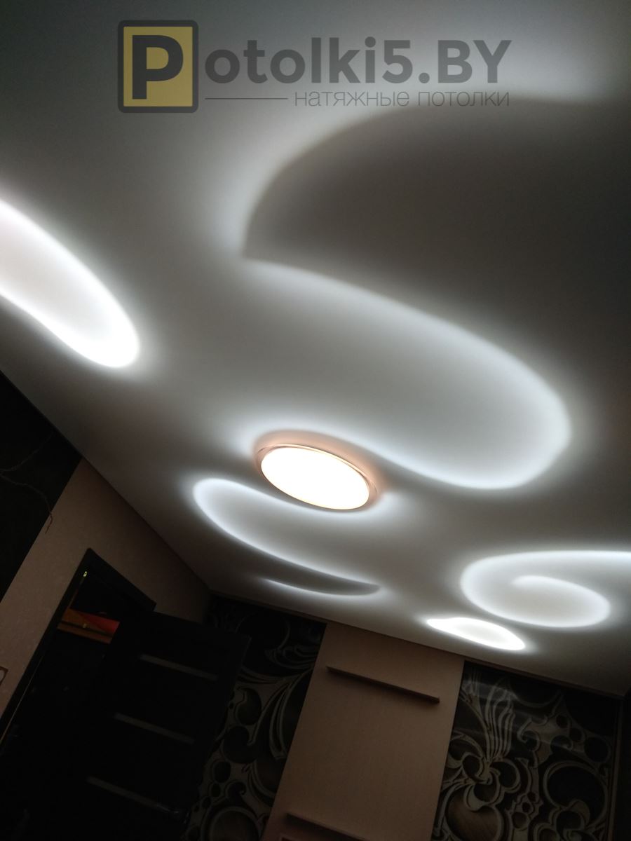 Матовый натяжной потолок в спальню со скрытым парящим засветом