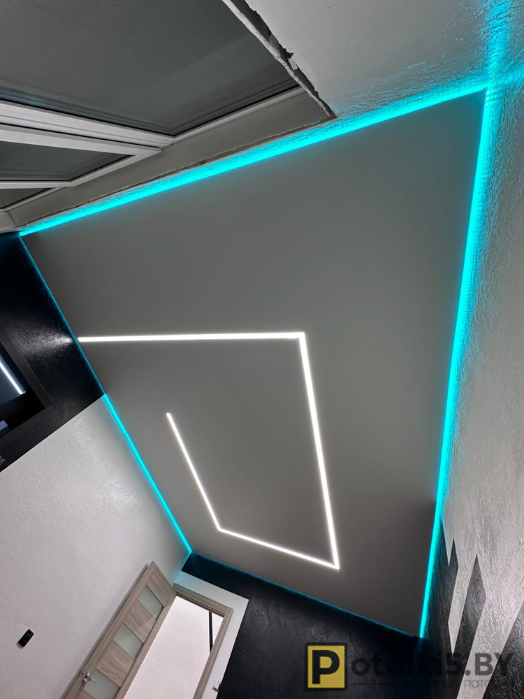 Парящий натяжной потолок с RGB-подсветкой и скрытым карнизом